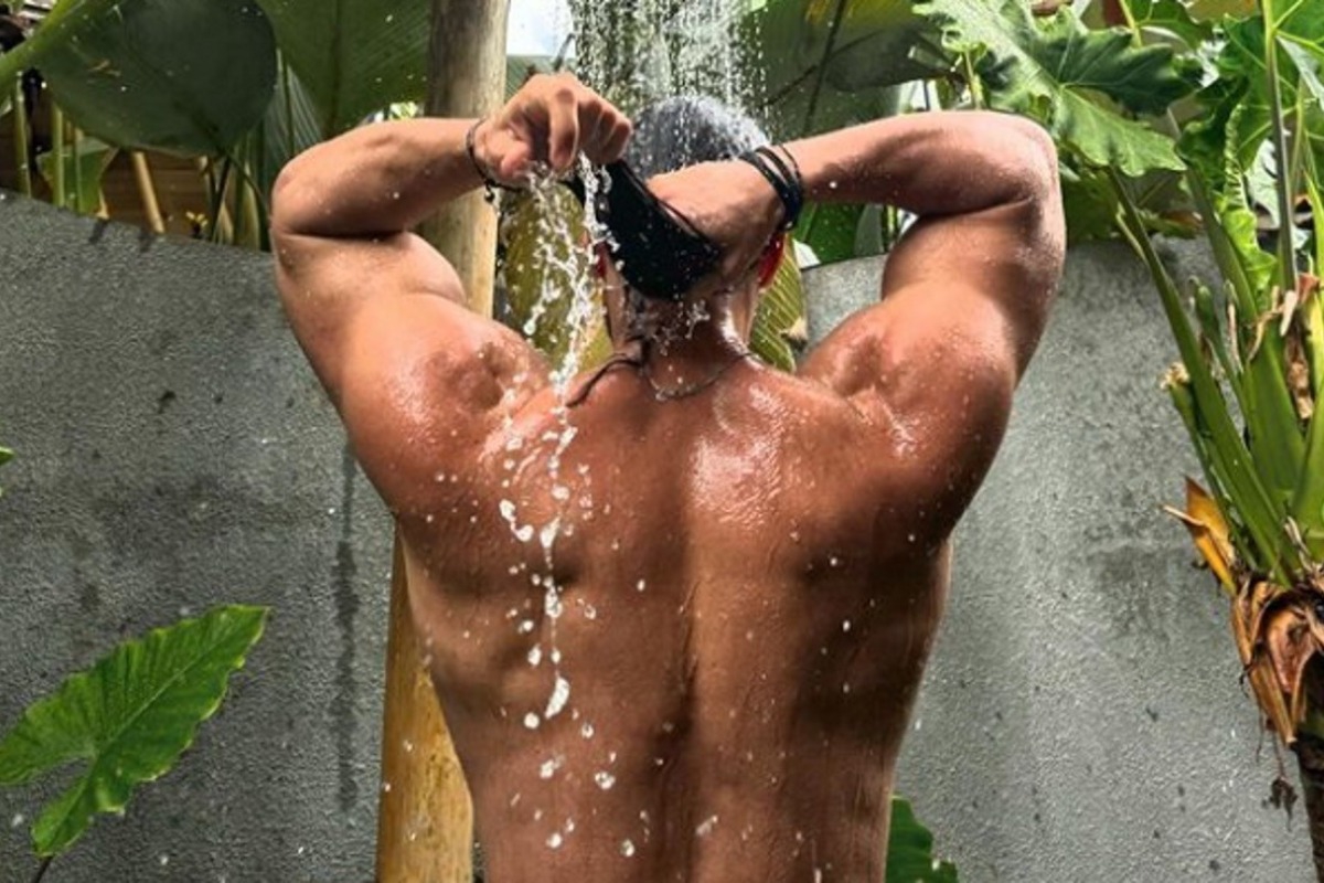 «Ζαλίζει» το Instagram ο Βασάλος: Ημίγυμνος στα νερά του Μπαλί