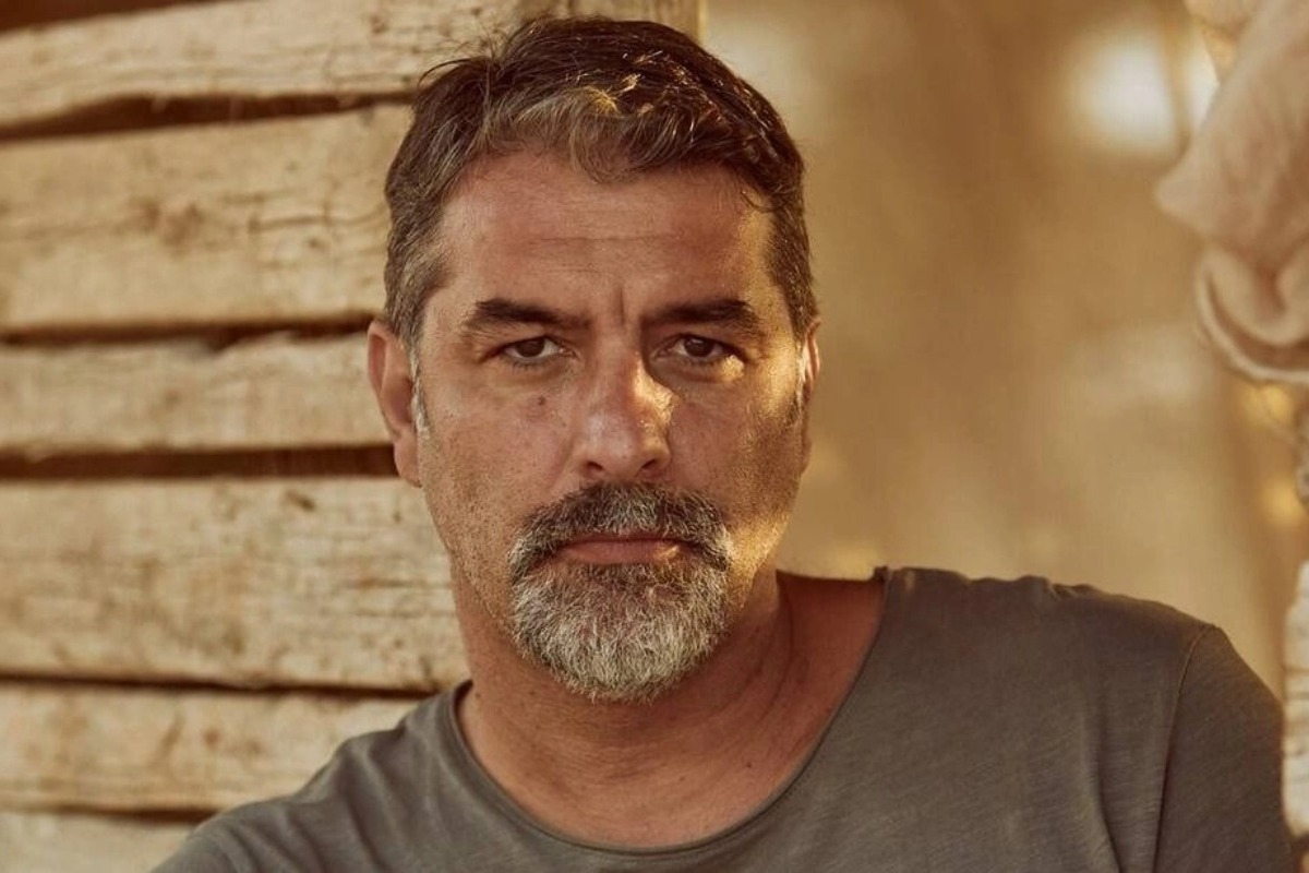 Αγνώριστος ο Βασίλης Μπισμπίκης ‑ Η εμφάνισή του στο instagram ως «αστυνομικός Πορφύρης»