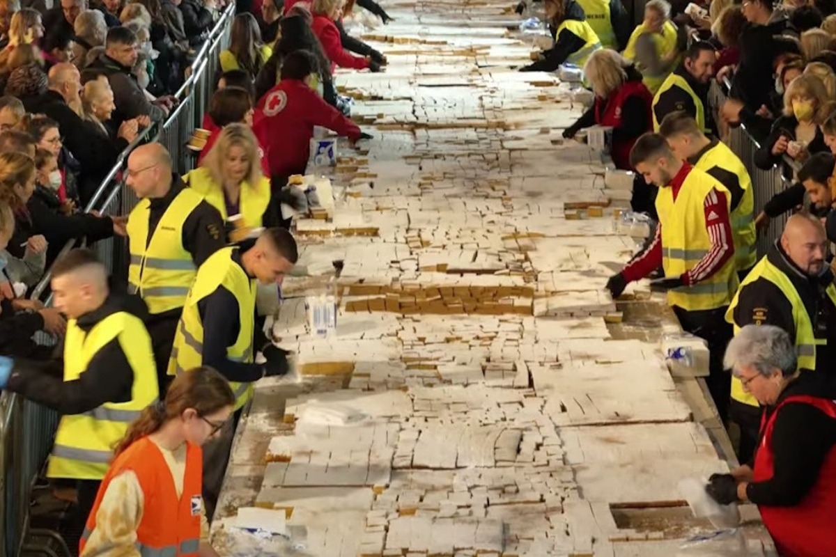 Οδός Βασιλόπιτας στο Περιστέρι «σπάει» τα ρεκόρ Γκίνες – Ζυγίζει 9 τόνους και έχει μήκος 78 μέτρα!