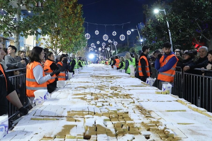 Βασιλόπιτα στο Περιστέρι για βιβλίο Γκίνες: Ζυγίζει 9 τόνους και μοιράστηκε σε 65 χιλιάδες κομμάτια