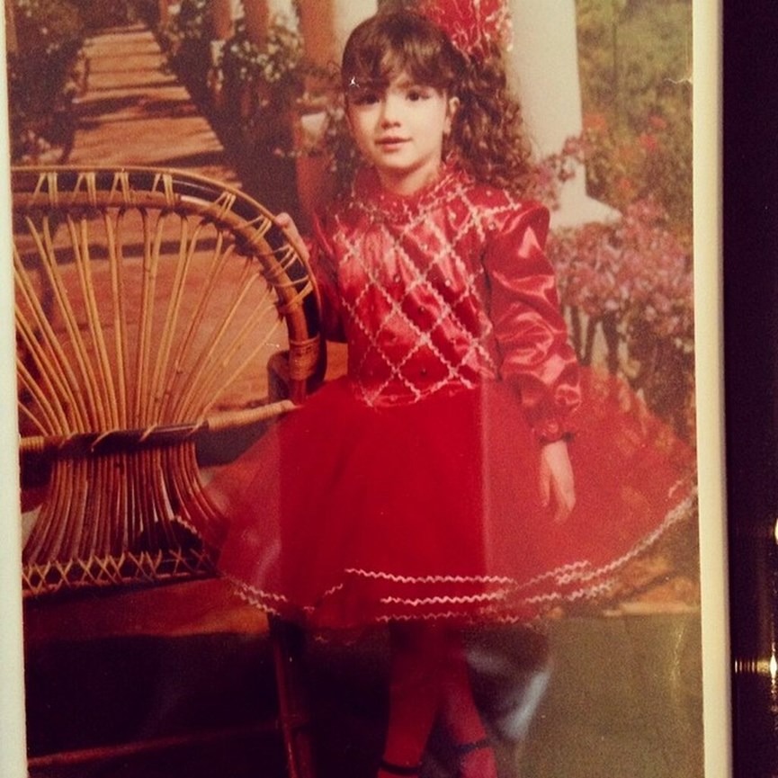 Αναγνωρίζεις αυτή τη χαριτωμένη μπέμπα; Σήμερα είναι γνωστή πρωταγωνίστρια