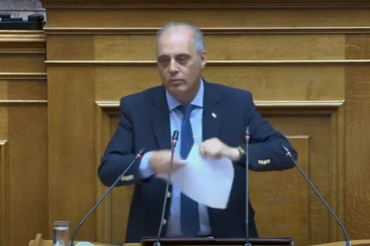 Ο Κυριάκος Βελόπουλος έσκισε από το βήμα της Βουλής τη Συμφωνία των Πρεσπών