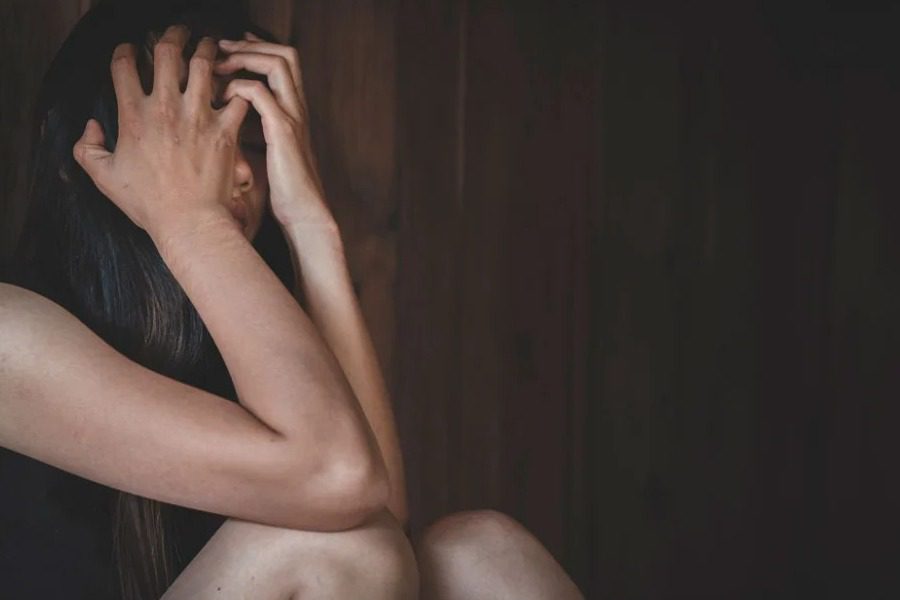 Μέγαρα: 23χρονος έδενε, απειλούσε με μαχαίρι μισού μέτρου και βίαζε 21χρονη