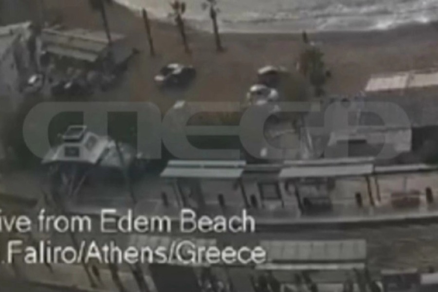 Νέο βίντεο από το τρομακτικό τροχαίο στο Φάληρο: Η στιγμή που το ΙΧ παρασύρει τους δύο πεζούς