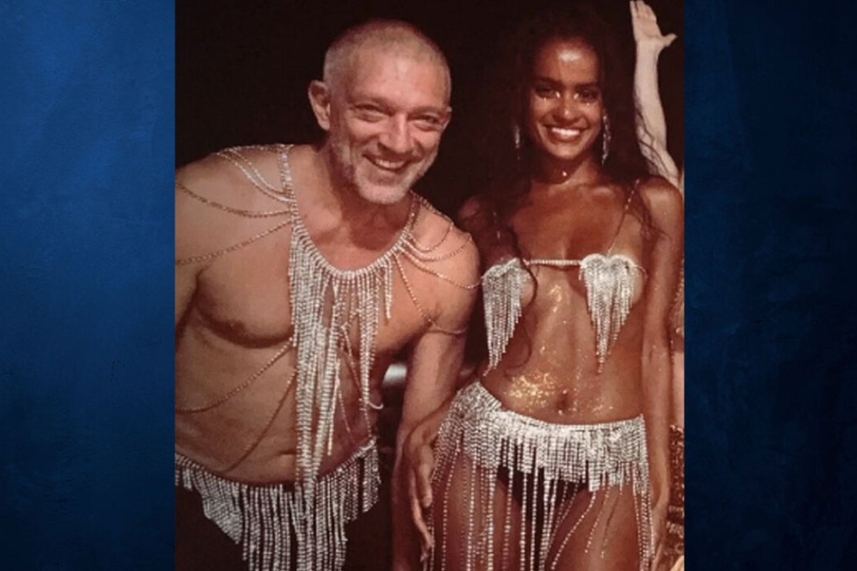 Βενσάλ Κασέλ: Ημίγυμνος με στρας στο καρναβάλι του Ρίο μαζί με τη σύντροφό του