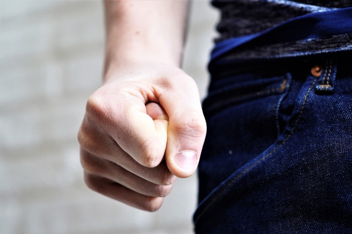 «Νταής» σύζυγος καταδίωξε τη γυναίκα του από την Αττική ως την Πάτρα ‑ Τη χτύπησε και την κλείδωσε σπίτι