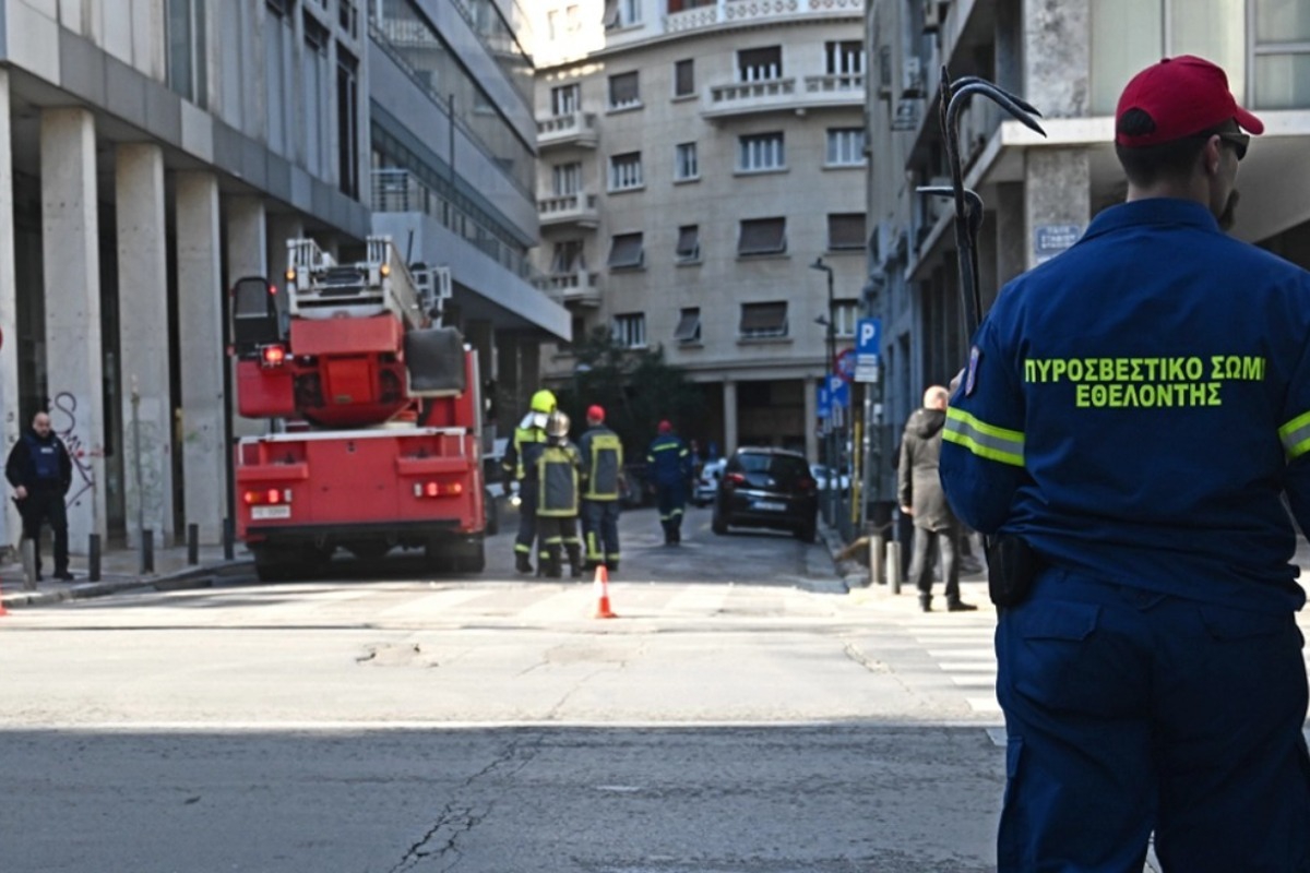 Οι κάμερες έχουν καταγράψει τους δράστες της βομβιστικής επίθεσης στη Σταδίου ‑ Στόχος ήταν το υπουργείο Εργασίας