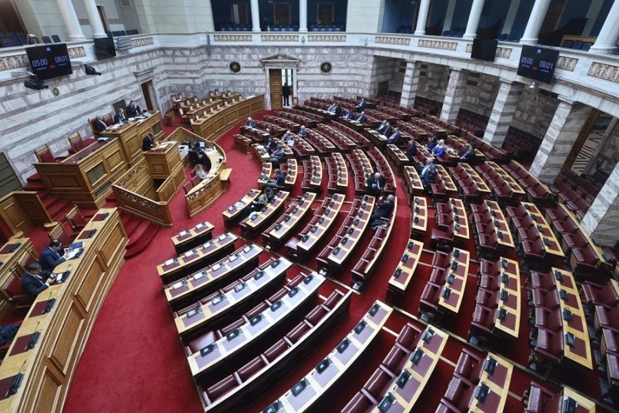 Ομόφυλα ζευγάρια: Πως η «αποχή» που πρότεινε ο Μητσοτάκης στους βουλευτές του, εξυπηρετεί την υπερψήφιση του ν/σ
