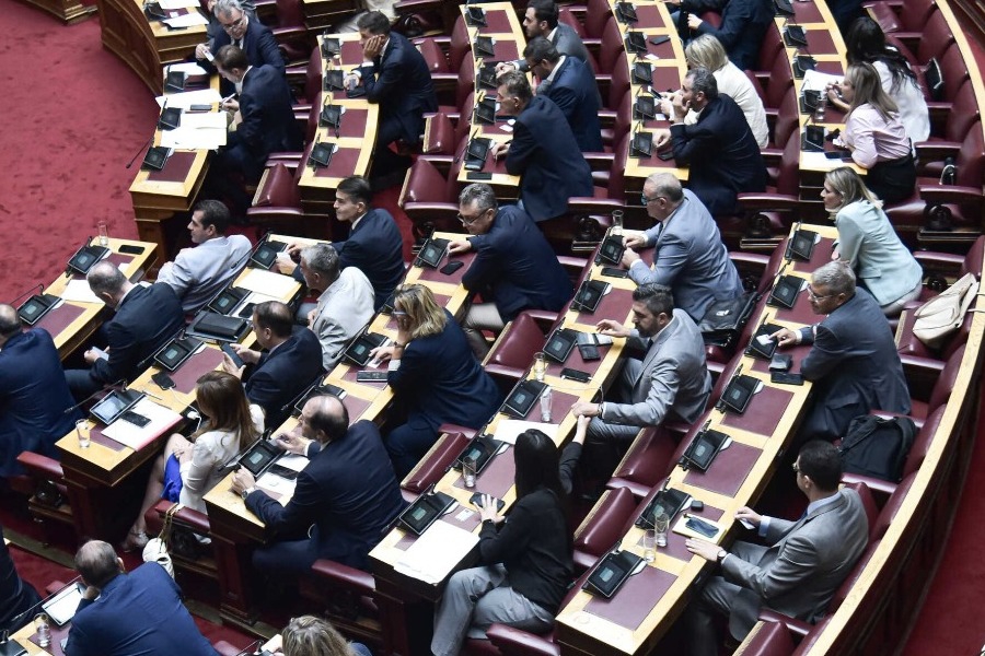 Βουλή: Υπερψηφίστηκε το εργασιακό νομοσχέδιο με 158 «ναι»