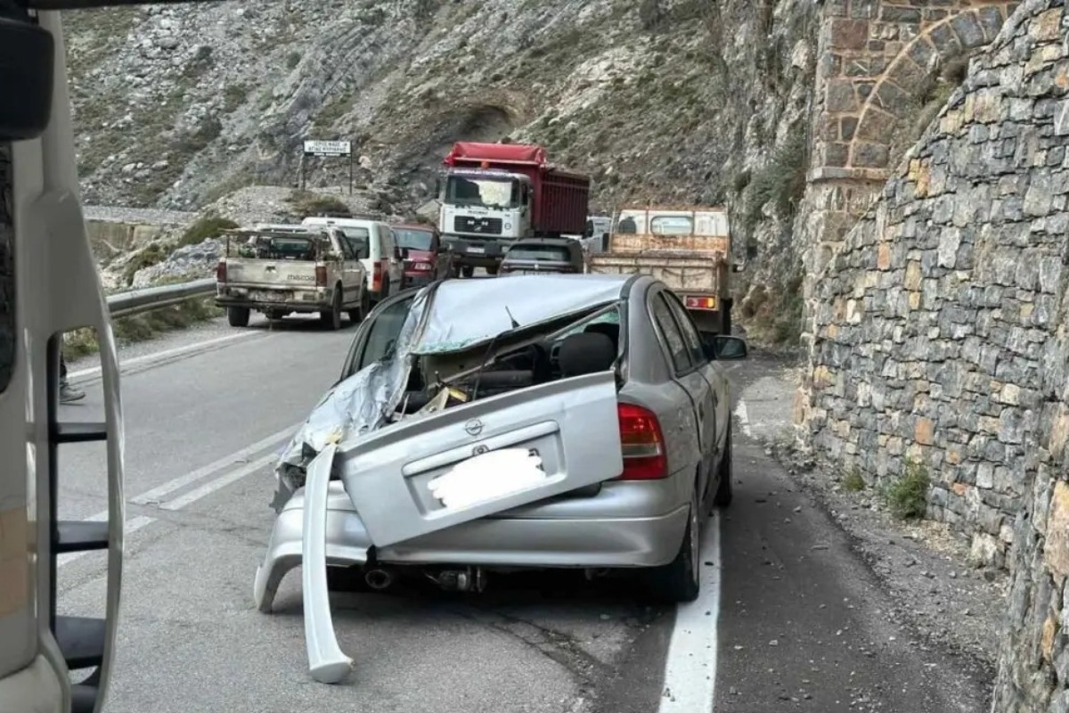 Θρίλερ στο Ρέθυμνο: Βράχος αποκολλήθηκε και έπεσε πάνω σε αυτοκίνητο