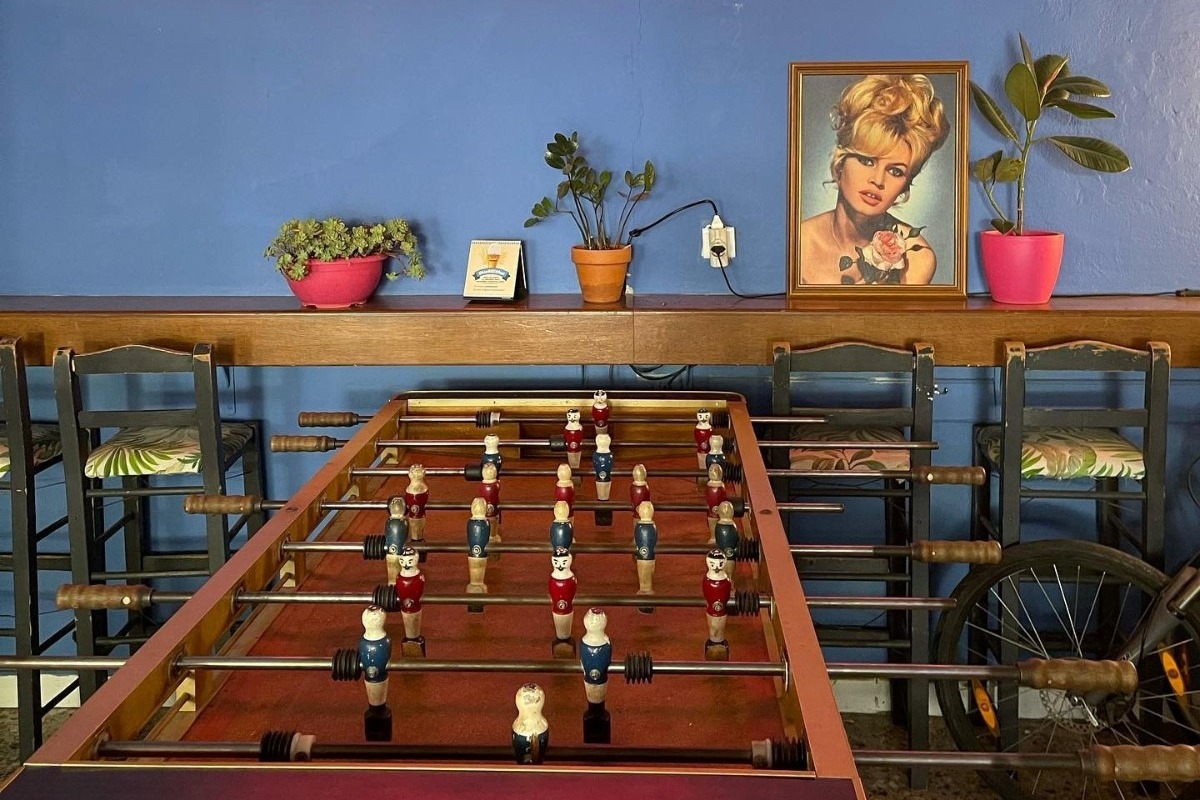 Το καφέ μπαρ με τη neon επιγραφή που σε γυρίζει πίσω στα 80s