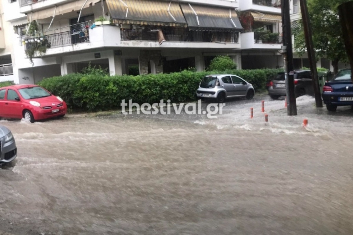 Θεσσαλονίκη: «Ποτάμια» οι δρόμοι μετά την καταιγίδα