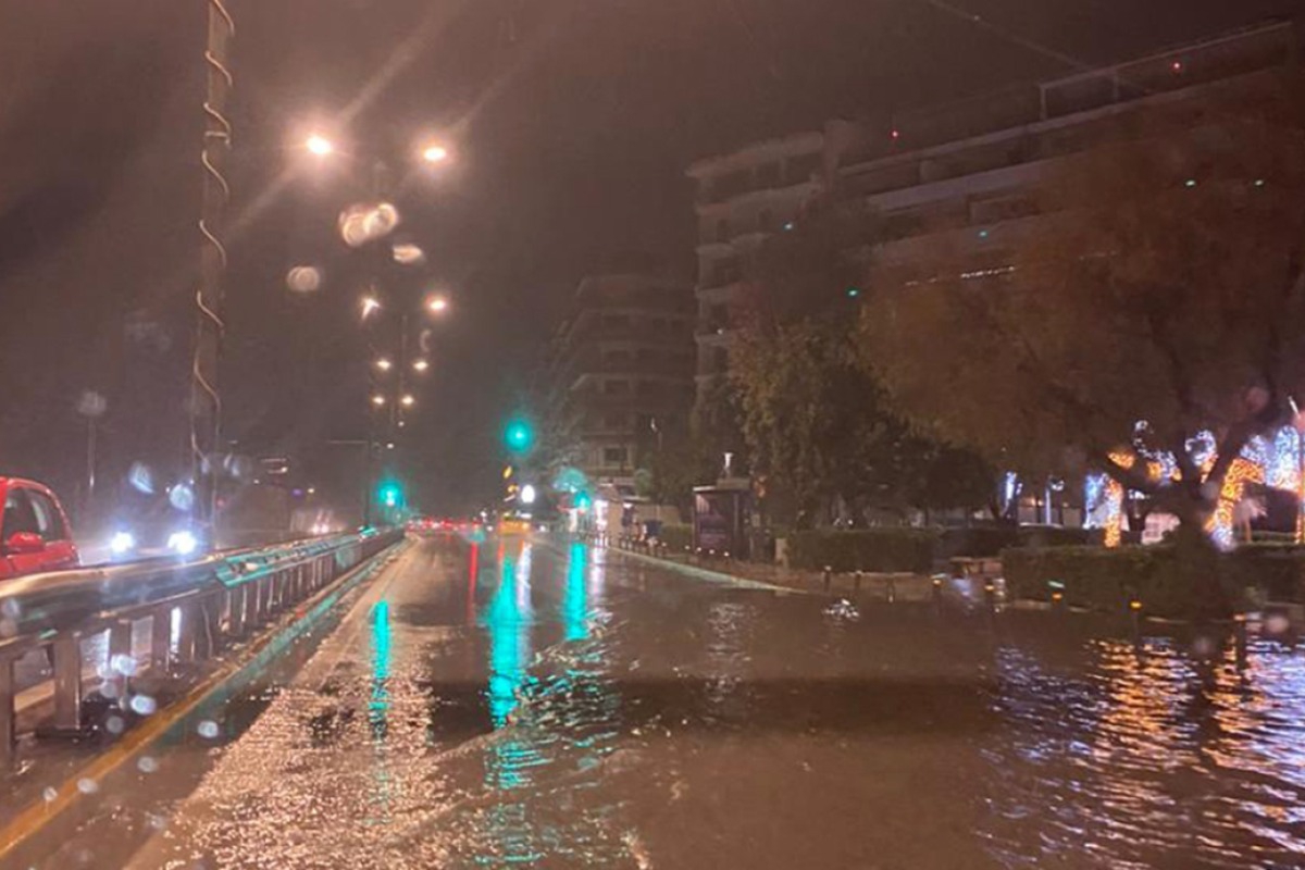 Πλημμύρισε ο Φλοίσβος από τη βροχή ‑ Κλειστές οι δύο λωρίδες στη Ποσειδώνος προς Πειραιά