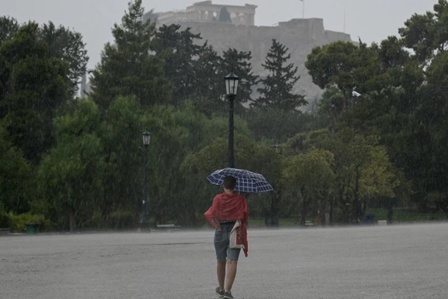 Μέσα σε βροχερό σκηνικό οι εκλογές με μικρή πτώση της θερμοκρασίας