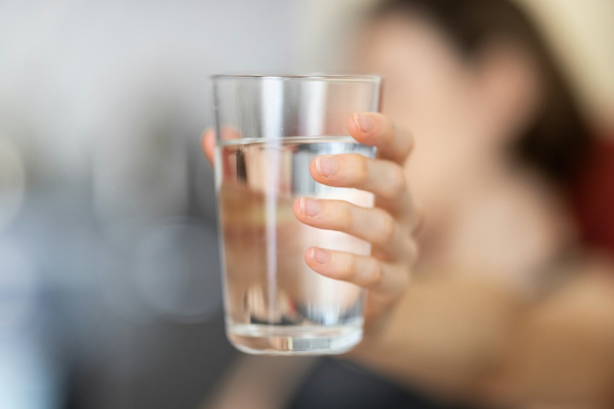 3 περιπτώσεις που μας κάνει καλό να πίνουμε ζεστό νερό