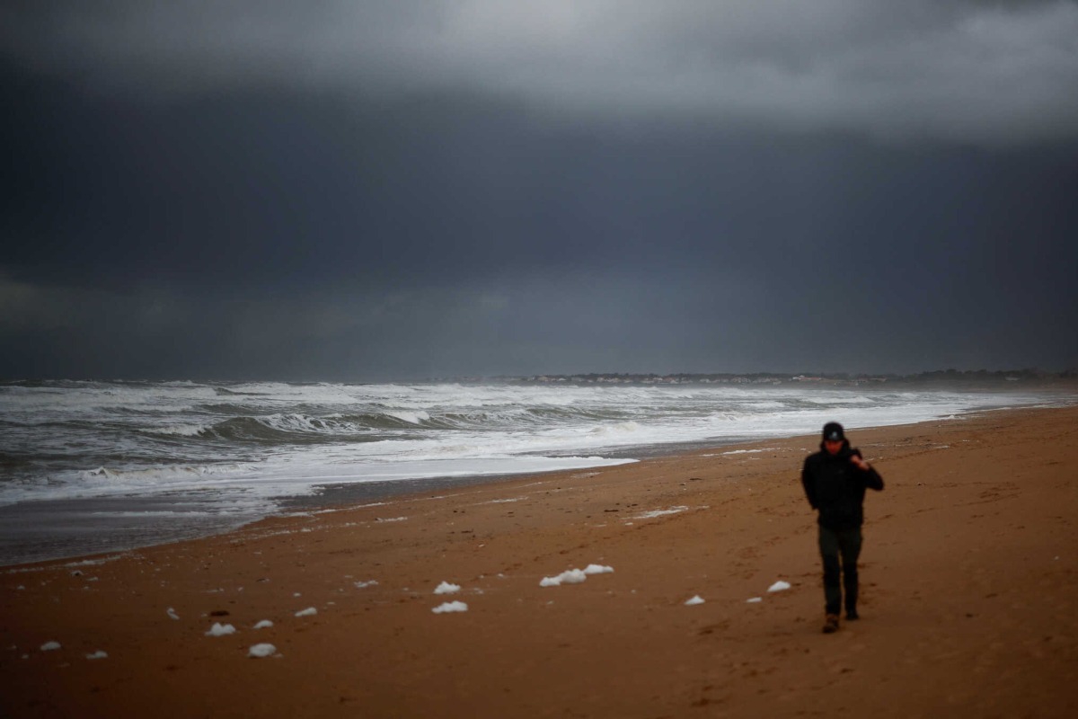 Καταιγίδα Μόνικα: Ξεκληρίστηκε οικογένεια στη Γαλλία – Κύματα 2,5 μέτρων «κατάπιαν» ανθρώπους