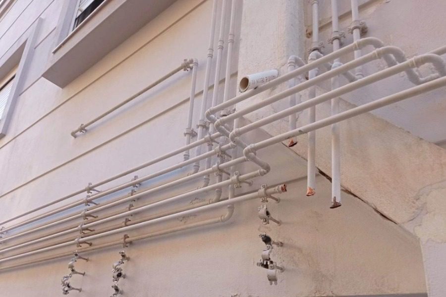 Νέα Σμύρνη: Ανδρας ξηλώνει χαλκοσωλήνες φυσικού αερίου από πολυκατοικία