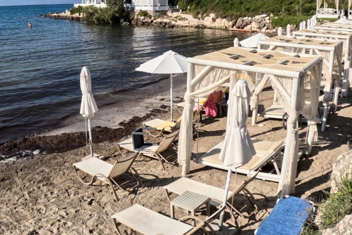 Μπαράζ ελέγχων στα νησιά και την Αττική για τις ομπρέλες και τις ξαπλώστρες