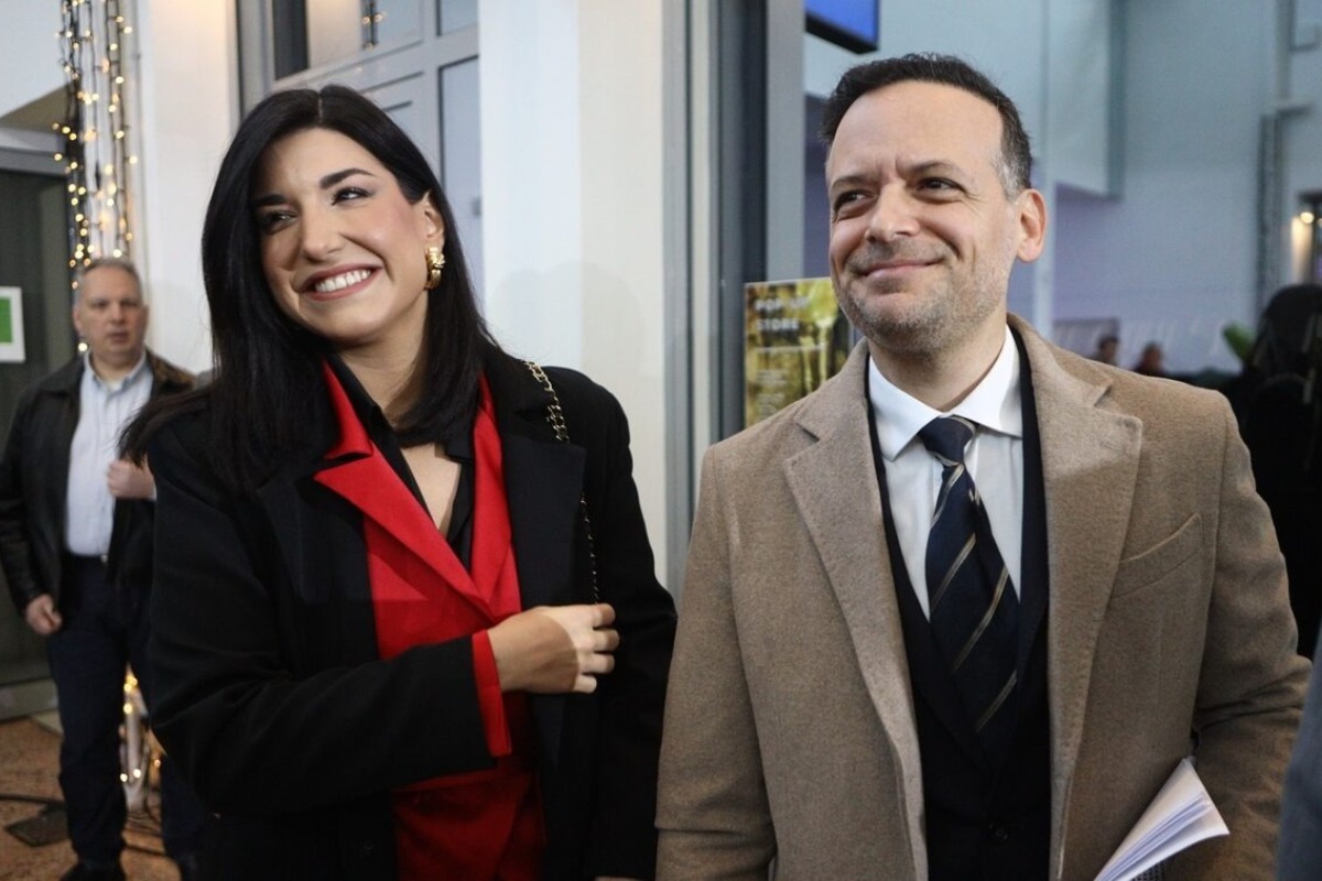 Χάρης Δούκας: Ορκίστηκε έχοντας στο πλευρό του την 28χρονη σύντροφό του, Γεωργία