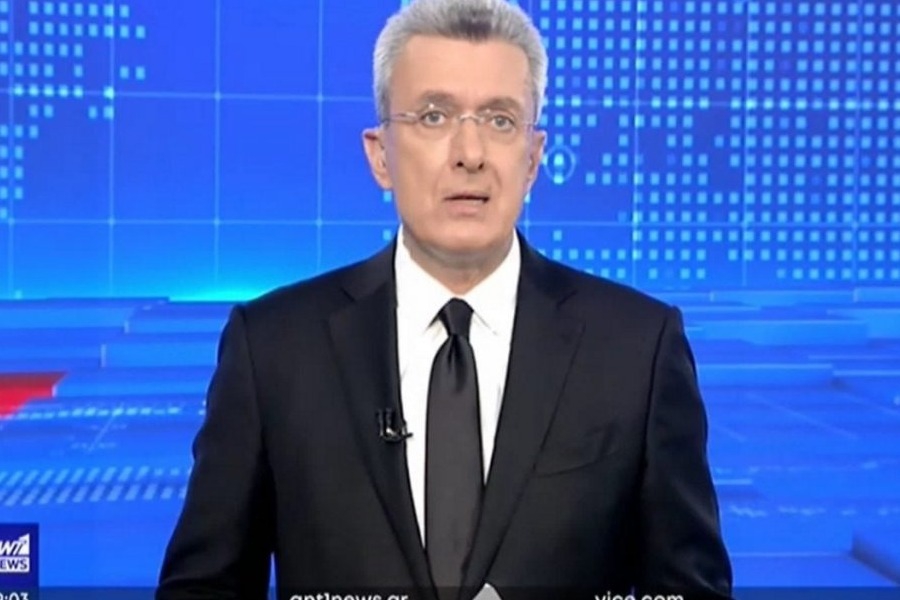 Νίκος Χατζηνικολάου: Με μαύρο κοστούμι και μαύρη γραβάτα στο δελτίο ειδήσεων
