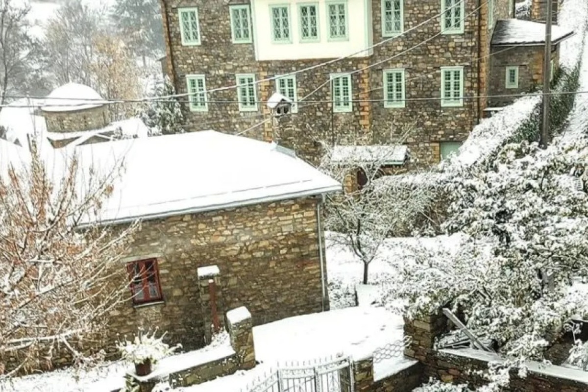 Χιονισμένη Ελλάδα: Πανέμορφες φωτογραφίες από το Νυμφαίο «ντυμένο» στα λευκά