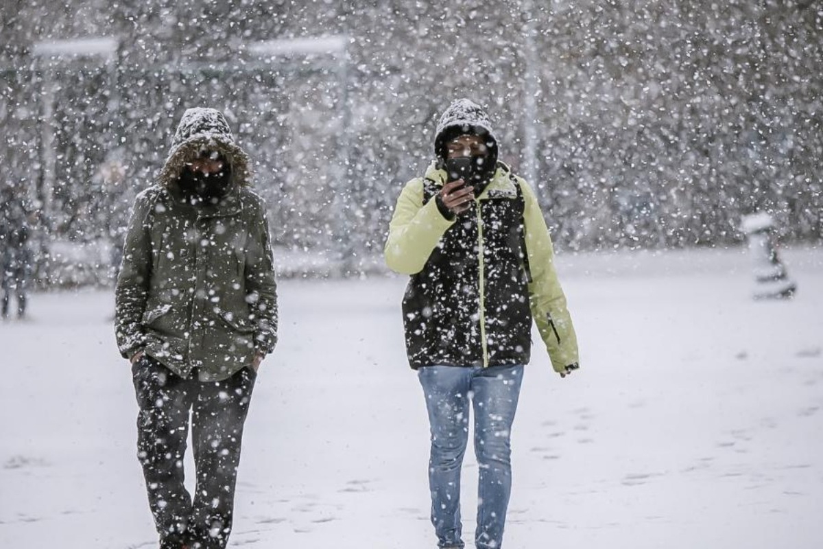 Καιρός: Βουτιά του υδράργυρου μέχρι 13 βαθμούς φέρνουν οι αεροχείμαρροι από βόρεια