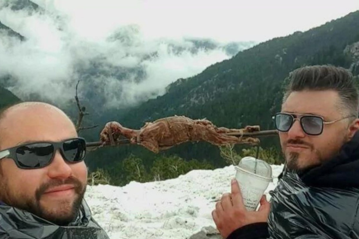 Δυο φίλοι από την Πάτρα σούβλισαν αρνί στον χιονισμένο Όλυμπο