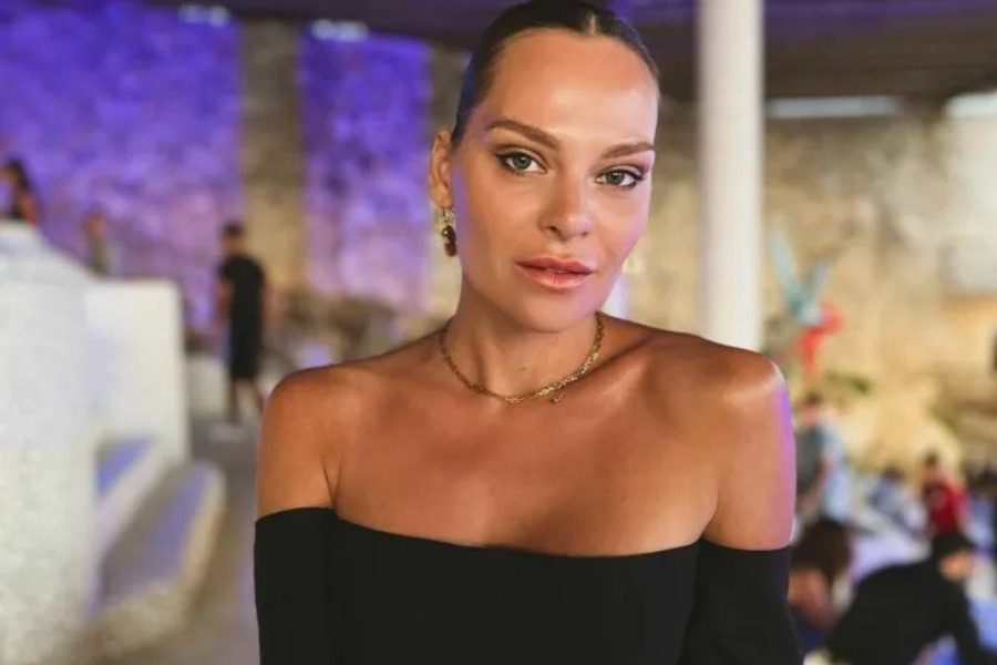 Υβόννη Μπόσνιακ: Μας ζάλισε με το εντυπωσιακό ντεκολτέ της