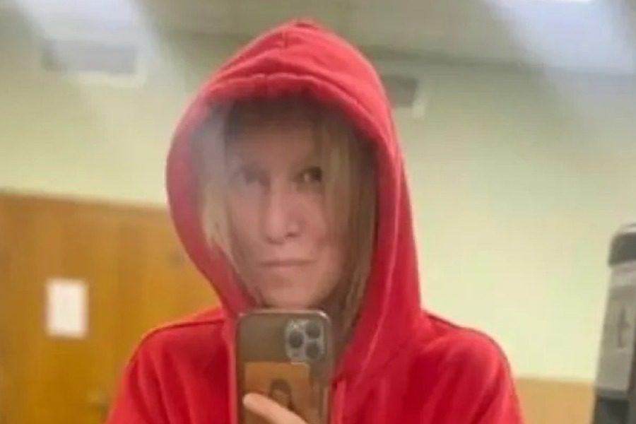 Πόλεμος στην Ουκρανία: Η Ζαχάροβα βγάζει selfie με iPhone στο γυμναστήριο και προκαλεί σάλο