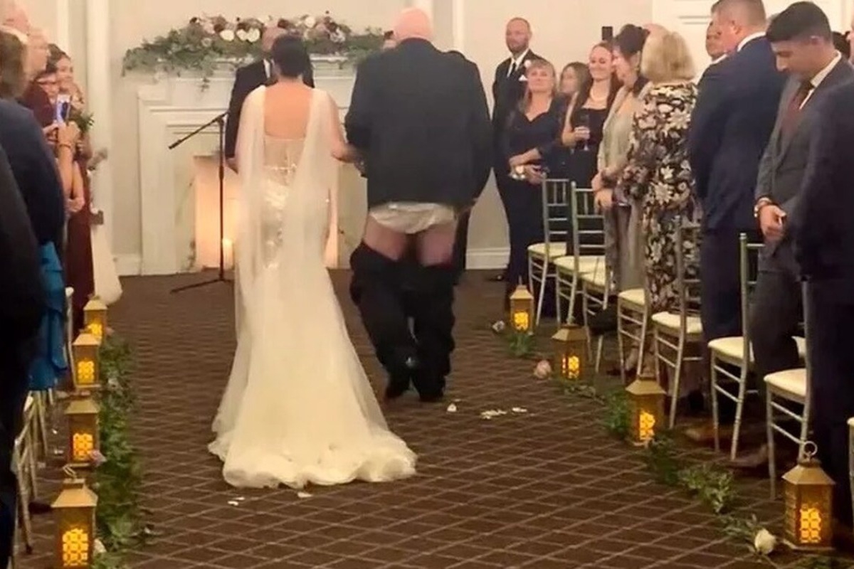 Η πιο αμήχανη στιγμή: Του έπεσε το παντελόνι την ώρα που πάντρευε την κόρη του