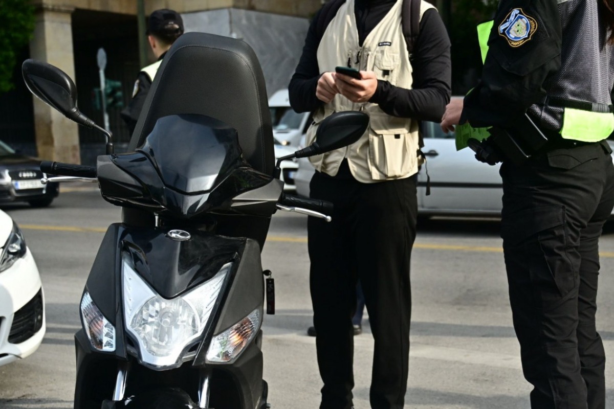 Θεσσαλονίκη: Αστυνομικοί έπαιρναν φακελάκι για να μην κόβουν κλήσεις ‑ Ανω των 120.000 ευρώ το παράνομο κέρδος