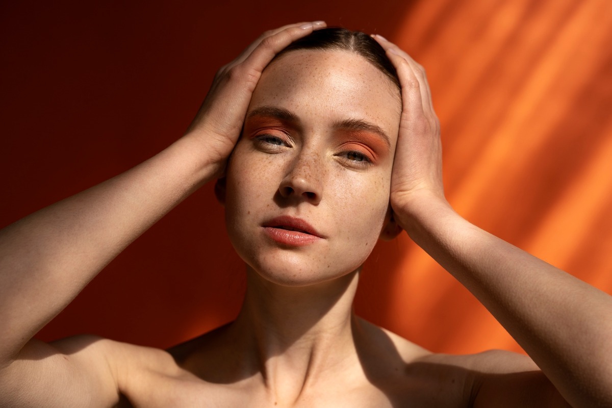 Το μυστικό για να μην γυαλίζει το πρόσωπό σου ούτε στις πιο ζεστές μέρες