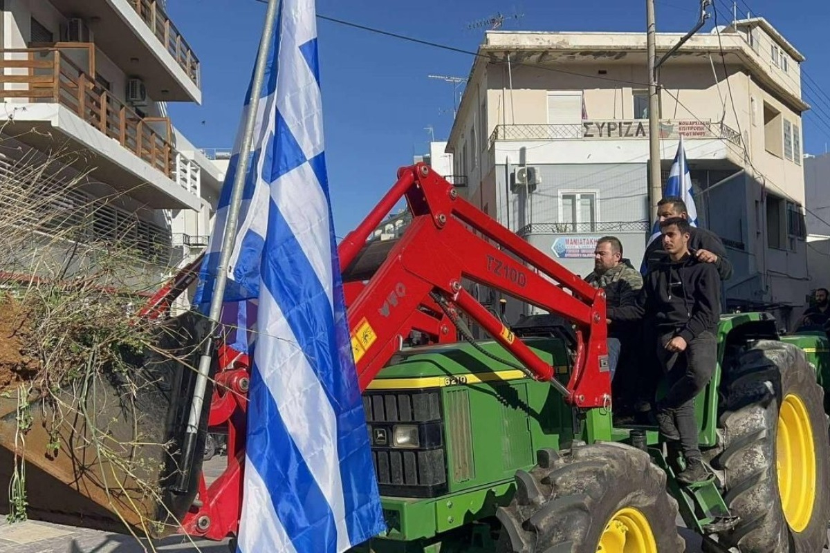 Μηχανοκίνητη πορεία αγροτών στο Ρέθυμνο – Πέταξαν συμβολικά άχυρα και άφησαν φέρετρα έξω από γραφεία