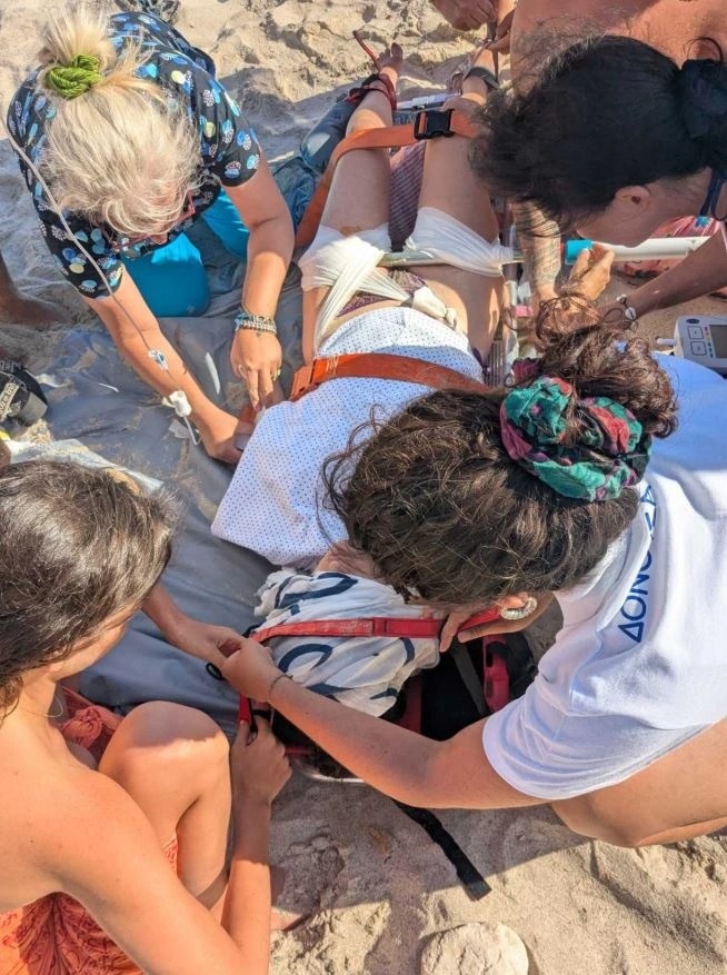Δονούσα: Ομπρέλα παρασύρθηκε από τον άνεμο και καρφώθηκε στους μηρούς λουόμενης