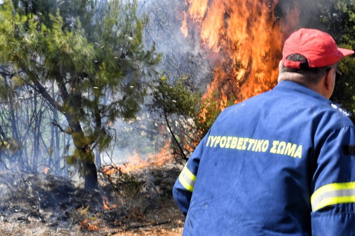 Φωτιά στην Κύθνο ‑ Στη μάχη και εναέρια μέσα