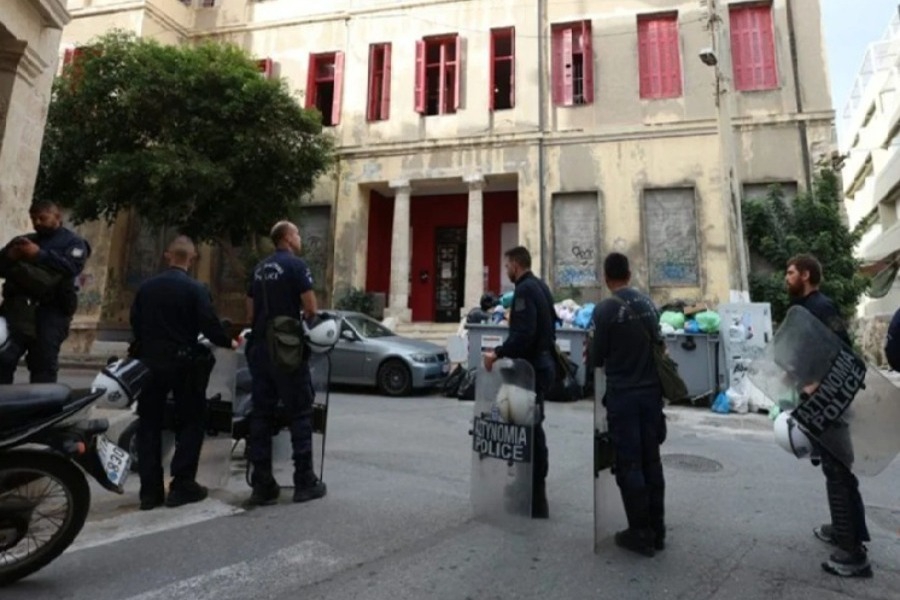 Έφοδος της ΕΛΑΣ στην κατάληψη του Ευαγγελισμού στο Ηράκλειο της Κρήτης