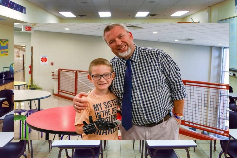 Δάσκαλος έφτιαξε προσθετικό χέρι για μαθητή του με λιγότερα απ’ όσα κοστίζει ένα γεύμα