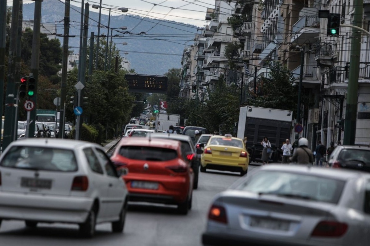 Έπεσε δέντρο στη Λεωφόρο Αλεξάνδρας – Κυκλοφοριακό χάος