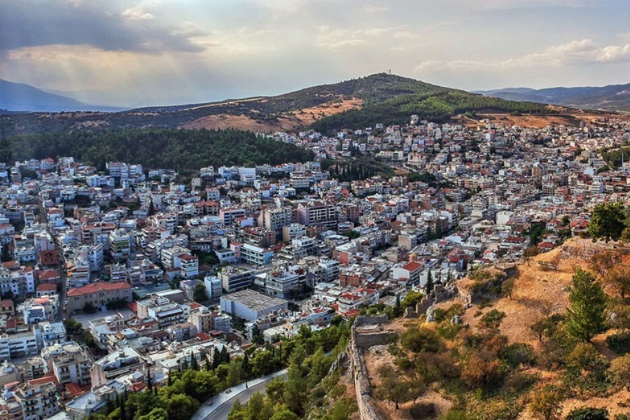 Λαμία: Δύο προσαγωγές για εμπρησμό – Τους είδαν να αδειάζουν μπιτόνι με πετρέλαιο σε χωράφι