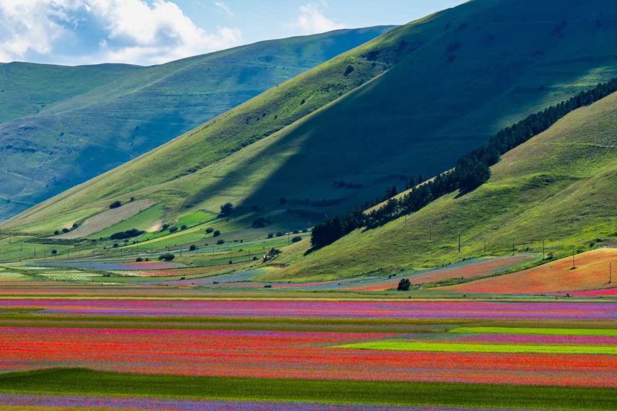 Το ιταλικό χωριό με τα εντυπωσιακά λιβάδια που μοιάζουν με πίνακα ζωγραφικής