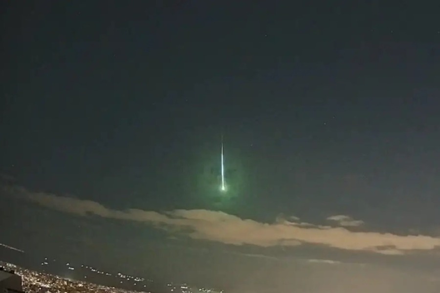 Εντυπωσιακή βολίδα «σκίζει» τον αττικό ουρανό – Βίντεο από το σπάνιο φαινόμενο