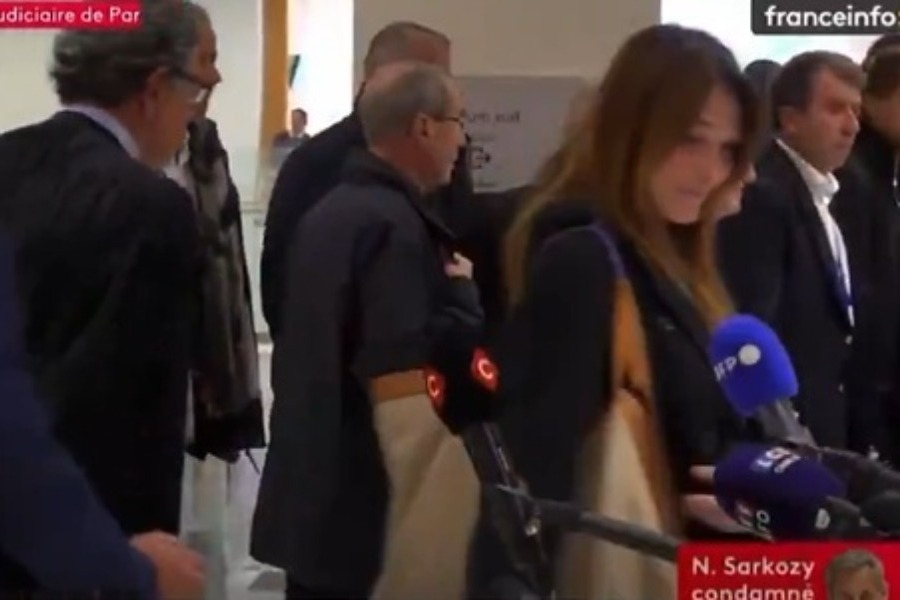 Καταδίκη Σαρκοζί: Έξαλλη η Κάρλα Μπρούνι, πετάει το κάλυμμα μικροφώνου μετά την απόφαση