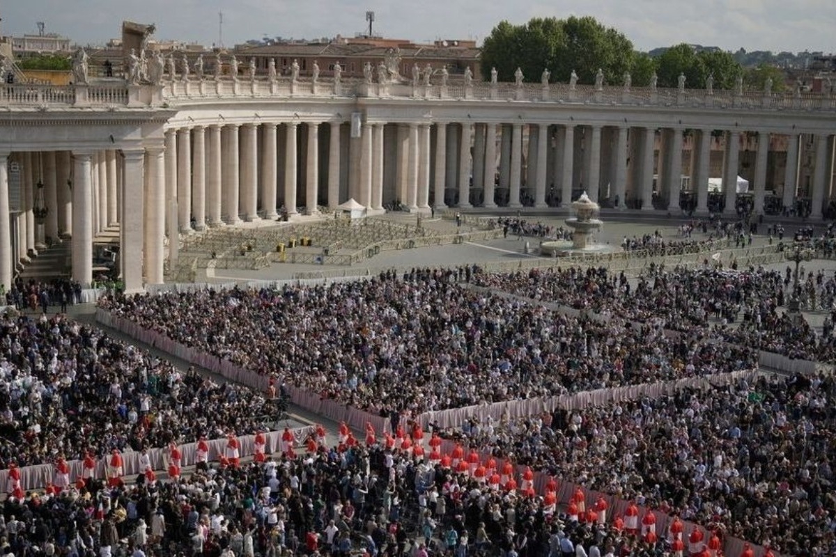 Πάνω από 100.000 πιστοί στην πλατεία του Αγίου Πέτρου για το «ύστατο χαίρε» στον πάπα Φραγκίσκο