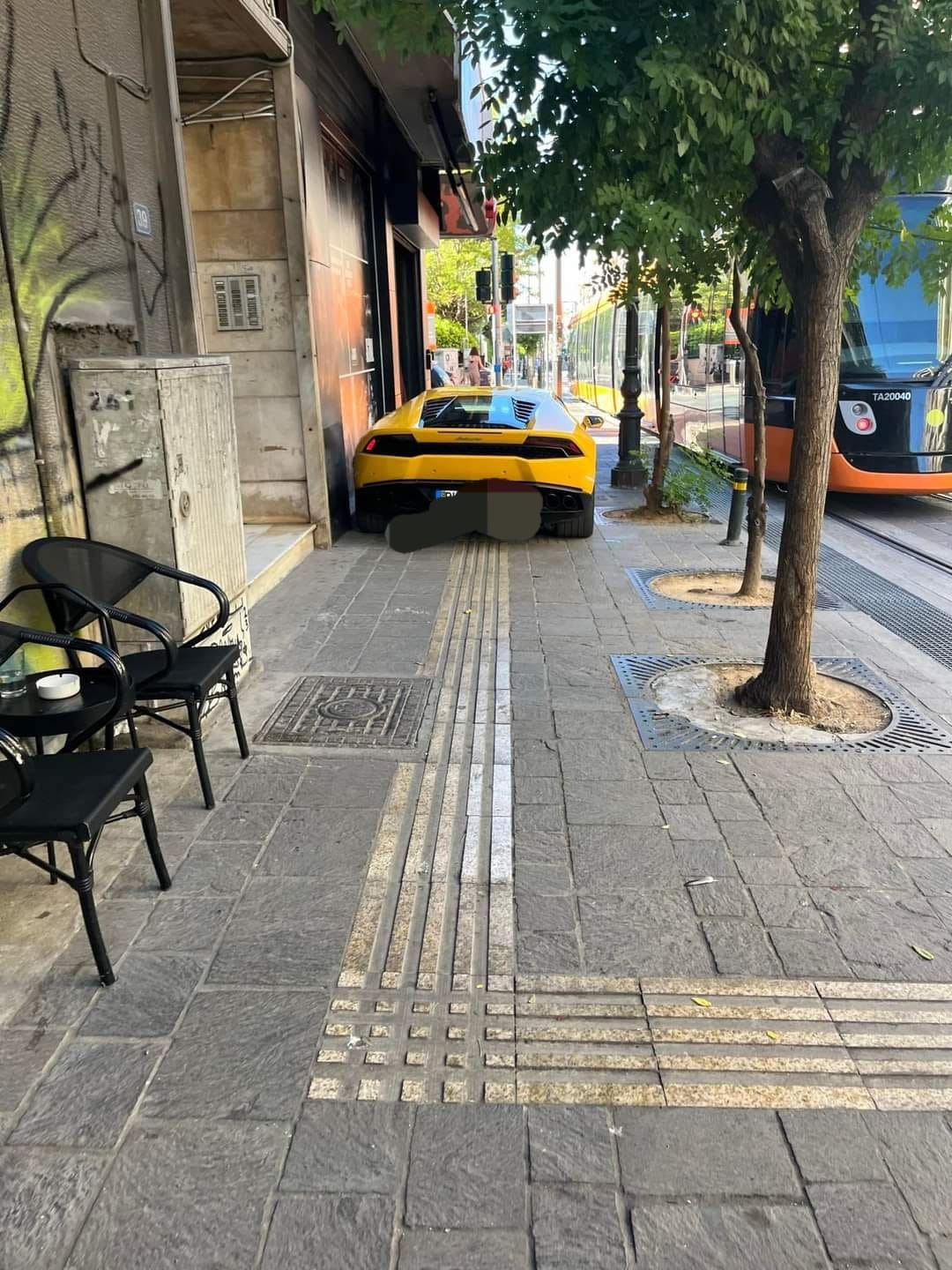 Εξωφρενικό παρκάρισμα στον Πειραιά: Lamborghini πάνω σε πεζοδρόμιο και οδηγό τυφλών