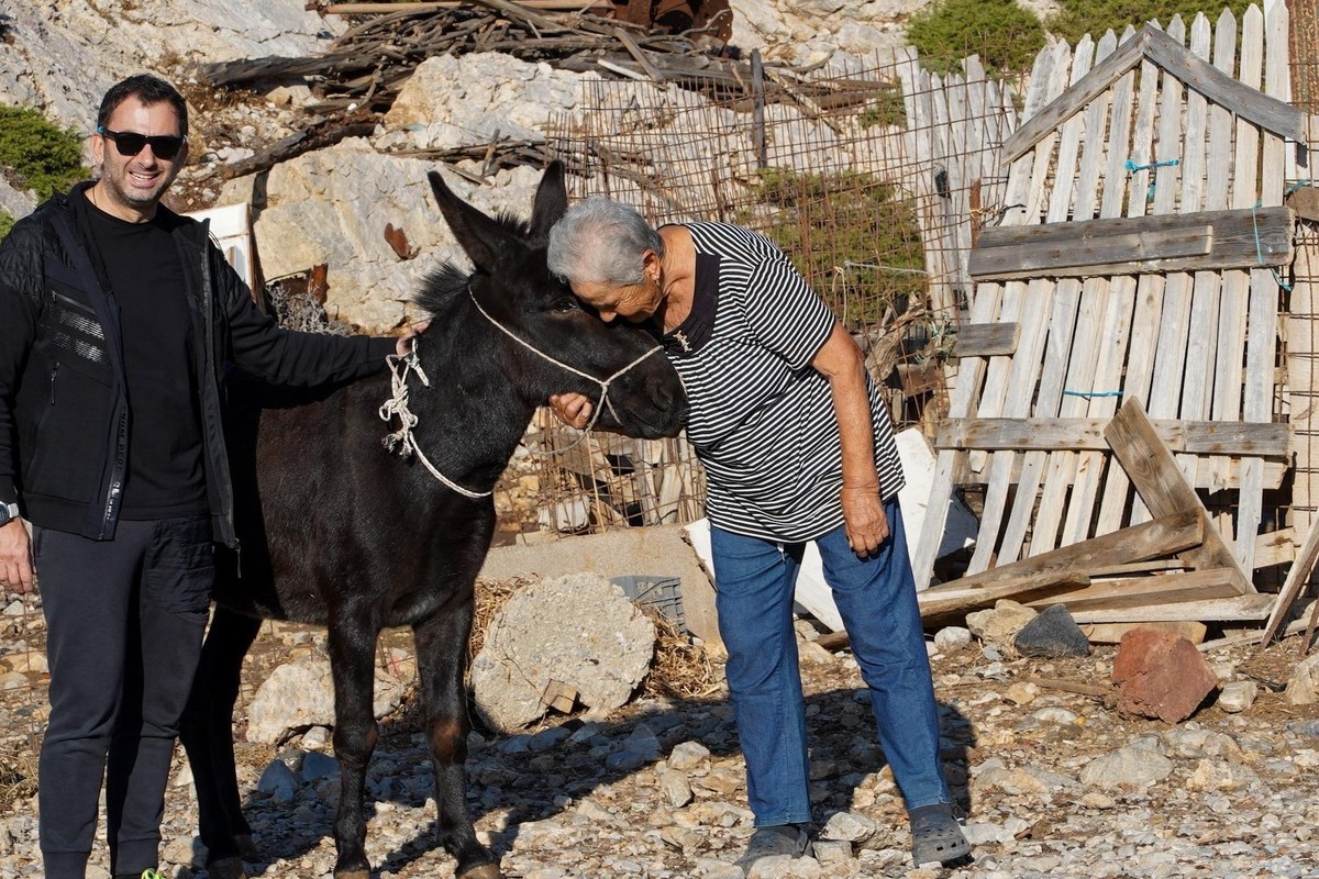 Η κυρά Ρηνιώ της Κίναρου είχε ζητήσει ένα γαϊδουράκι για συντροφιά και τώρα το απόκτησε