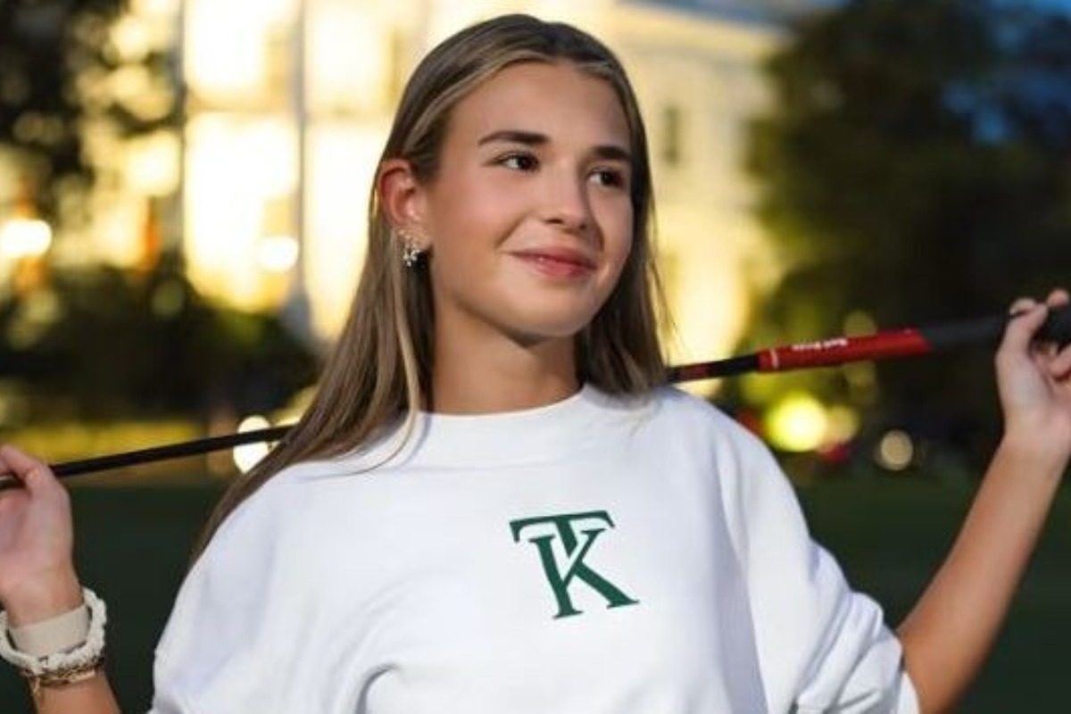 Κάι Τραμπ: Η εγγονή του Αμερικανού προέδρου πουλάει φούτερ... στο γρασίδι του Λευκού Οίκου