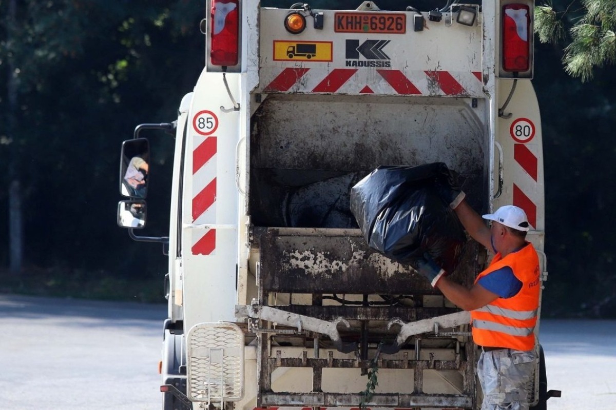 Πάτρα: Εργαζόμενη στην καθαριότητα του δήμου παρασύρθηκε από βαν εν ώρα εργασίας