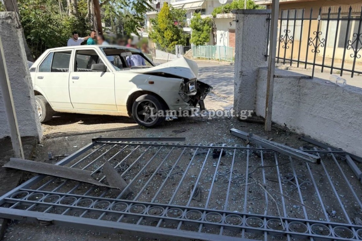Λαμία: Μεθυσμένος οδηγός «καρφώθηκε» σε μαντρότοιχο ‑ Τραυματίστηκαν δύο μικρά παιδιά