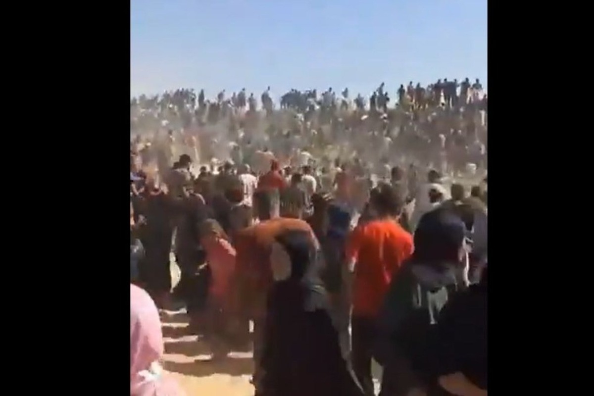 Χάος στη Γάζα: Χιλιάδες Παλαιστίνιοι εισβάλλουν σε κέντρο διανομής βοήθειας