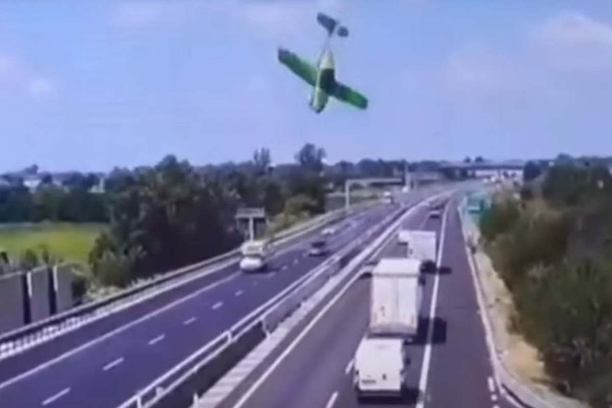 Ιταλία: Ιδιωτικό αεροσκάφος συνετρίβη σε αυτοκινητόδρομο ‑ Νεκροί οι επιβαίνοντες